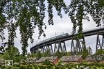 628 201 und 628 486 als verstärkter RE 21229 zur Kieler Woche auf der Rendburger Hochbrücke. Der mintgrün-weiße 628 201 ist nicht beschmiert; er bekam ein Design, das die unterschiedlichen Farbgebungen darstellen soll. (22.06.2022) <i>Foto: Thorsten Eichhorn</i>
