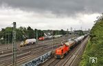 Der Güterverkehr in Dormagen wird eindeutig von der dortigen Chemieindustrie dominiert. Dort trifft gerade 275 003 (G 1206) mit DGS 91173 aus Köln-Kalk Nord ein. Im Hintergrund rangieren 1022 014 und ein Zweiwegefahrzeug im werkseigenen Güterbahnhof. (24.06.2022) <i>Foto: Joachim Bügel</i>