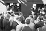 Unter großem Medieninteresse fand die Abfahrt des ersten planmäßigen Zuges nach der Berlin Blockade in Hannover Hbf statt. (12.05.1949) <i>Foto: Hans Berkowski</i>