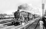 BR 44856 (ex LMS 4856, Baujahr 1944) und eine unbekannte Schwesterlok rauschen vor einem Express-Train durch Watford. (23.04.1960) <i>Foto: Robin Fell</i>