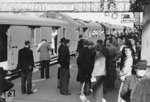 Der erste planmäßige Reisezug (FD 112 ?) nach Berlin nach Aufhebung der Blockade in Hannover Hbf.  (12.05.1949) <i>Foto: Hans Berkowski</i>