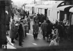 Der erste offizielle (zivile) Reisezug (FD 112 ?) nach Aufhebung der Berlin Blockade in Hannover Hbf. (12.05.1949) <i>Foto: Hans Berkowski</i>