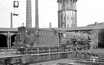 01 1055 befährt im Bw Osnabrück die Drehscheibe. Der Wasserturm im Hintergrund besaß ein Fassungsvermögen von 1.000.000 Litern.  (22.04.1968) <i>Foto: Wolfgang Bügel</i>