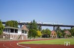 Zur Kieler Woche fährt 628 486 mit 628 201 als RE 21210 (Kiel - Husum) auf der inneren Schleife über die Rendsburger Hochbrücke. Dort befindet sich der städtische Sportplatz Nobiskrug mit seinen Spiel- und Trainingsfeldern. (25.06.2022) <i>Foto: Thorsten Eichhorn</i>