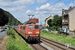 Dem Aussehen nach gerade dem Schrottplatz entkommen, befördern die mittlerweile zu Railpool gehörenden 151 031 und 151 146 weiterhin den "Andernacher" Coilszug GAG 60715, hier in Brohl am Rhein. (25.06.2022) <i>Foto: Zeno Pillmann</i>