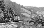 58 2011 (Bw Saalfeld/Saale) mit einem Güterzug auf der Frankenwaldrampe unterhalb der Burg Lauenstein vor Ludwigsstadt. (1936) <i>Foto: Ernst Schörner</i>