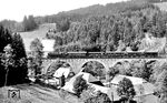 86 096 vom Bw Hof mit P 3048 (Saalfeld/Saale - Lobenstein/Thür - Marxgrün) bei Wurzbach (Thür). Die Bahnstrecke von Hof durchs Höllental über Wurzbach und Hockeroda nach Saalfeld wurde 1945 unterbrochen. (15.06.1935) <i>Foto: DLA Darmstadt (Bellingrodt)</i>