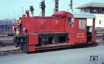 Die frisch mit einem Voith-Turbogetriebe ausgerüstete Köf 4300 im Rangierbahnhof München Ost. Die Kleinlok war im Juli 1934 an die Reichsbahn als Kö 4300 (Kö = Kleinlok ölbefeuert) ausgeliefert worden. Mit dem Umbau Anfang 1966 wurde sie in Köf 4300 (= Kleinlokomotive mit Ölmotor (Dieselmotor) und Flüssigkeitsgetriebe) umgezeichnet. 1968 erhielt sie die EDV-Nummer 323 919-1 und wurde am 27.04.1978 in Mühldorf ausgemustert. 1982 wurde sie an die Ferrostaal Bewehrungstechnik GmbH in Hattersheim-Okriftel verkauft, seit 2005 gehört sie einem Privatmann. (03.1966) <i>Foto: Walter Abriel</i>