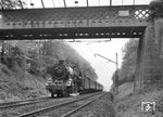 Am Pfingstmontag 1965 war 39 231 vom Bw Stuttgart mit einem Zusatzzug zum D 247 nach Nürnberg unterwegs, aufgenommen zwischen Stuttgart-Sommerrain und Fellbach. Solche Entlastungszüge überließ man gerne den letzten pr. P 10. (07.06.1965) <i>Foto: Jörg Schulze</i>