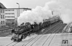 03 246 (Bw Ulm) verlässt mit einem Eilzug den Bahnhof Aalen.  (26.03.1966) <i>Foto: Klaus D. Holzborn</i>