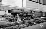 50 765 vom Bw Duisburg-Wedau vor einem Güterzug in Essen Hbf. Die Lok besaß seit 1955 den Kessel (Henschel 27238/1943) von 52 1910. (04.03.1965) <i>Foto: Klaus D. Holzborn</i>