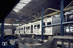 Bau des Mittelwagen eines dreiteiligen Elektro-Triebwagens der Baureihe 420 in Aluminium-Leichtbauweise.  (1977) <i>Foto: Frank Lüdecke</i>