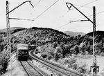 Nach ihrer Elektrifizierung war die Frankenwaldbahn von Nürnberg nach Saalfeld ab Mai 1939 das Haupteinsatzgebiet der E 18. Hier zieht die ab 28. Juli 1939 dem Bw Saalfeld (Saale) zugeteilte E 18 045 den D 40 (Berlin - München) durch das Saaletal bei Breternitz südlich von Saalfeld. Die Freude über den modernen Reisekomfort hielt allerdings nicht lange an. Noch bevor am 1. September 1939 der Zweite Weltkrieg begann, kam es zu Einschränkungen des Reisezugverkehrs. Am 22. August 1939 stelle die DRB fast alle FD-Züge, alle Schnelltriebwagenkurse (FDt) und alle internationalen Luxuszüge ein. Zudem wurden die Fahrzeiten der Schnellzüge verlängert.  (08.1939) <i>Foto: RVM (Schirrmacher)</i>