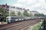 Ein ET 170 in Hamburg-Dammtor. Die Triebwagenzüge für die Hamburger S-Bahn wurden in den 1950er Jahren aus der Baureihe ET 171 weiterentwickelt. 1959 wurden sie der Öffentlichkeit vorgestellt und mit zunächst 16 Triebzügen an die Deutsche Bundesbahn ausgeliefert. Weitere acht Triebzüge folgten in einer zweiten Serie 1967, und von 1968 bis 1970 wurden die letzten 21 Fahrzeuge dieses Typs geliefert. Am Bau der insgesamt 45 Triebzüge waren die Unternehmen MAN, O&K, Rathgeber, Wegmann, SSW und BBC beteiligt.  (1960) <i>Foto: Carl Bellingrodt</i>