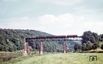 Eine VT 60-Garnitur überquert die neue Fuldabrücke bei Kragenhof. Sie ersetzte die alte Steinbogenbrücke (vgl. Bild-Nrn. 37534 und 37535), die im April 1945 gesprengt, und an gleicher Stelle zwischen 1947 bis 1949 als stählerne Fachwerkbrücke wieder aufgebaut wurde. (1958) <i>Foto: Carl Bellingrodt</i>