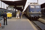 Vor dem Auftauchen der Baureihe E 03 bestimmte die Baureihe E 10 den hochwertigen Schnellzugdienst bei der DB. Hier läuft E 10 212 mit einem Schnellzug nach Dortmund in Würzburg Hbf ein. Links wartet ein Wagenmeister mit seinem typischen Werkzeug. (04.1964) <i>Foto: Mike Harper</i>