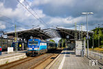 Auf die Minute pünktlich fährt CD 193 294 mit dem EC 175 nach Prag in Rendsburg ein. (09.07.2022) <i>Foto: Thorsten Eichhorn</i>