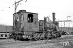 Für die normalspurige Strecke nach Schriesheim besaß die OEG zwei T 3 ähnliche Lokomotiven, die Loks 341 und 342. Lok 342 entstand 1905 bei Henschel in Kassel und feiert hier ihren Abschied von der Schiene. (11.02.1967) <i>Foto: Helmut Röth</i>
