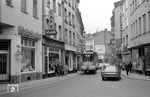 Tw 39 (Weyer/AEG, Baujahr 1904) zwängt sich durch die Koblenzer Innenstadt. Derartige Verkehrssituationen wären nach heutigen Maßstäben vollig undenkbar, da insbesondere die Autofahrer nicht wüssten, wie sie sich verhalten sollten. Daher war damals die logische Konsequenz: Die Straßenbahn muss weg. (29.04.1967) <i>Foto: Helmut Röth</i>