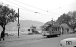 Tw 43 wartet am Rheinufer auf die Rückfahrt nach Oberwerth. Am 19. Juli 1967 wurden die letzten beiden Linien der Koblenzer Straßenbahn endgültig eingestellt. (29.04.1967) <i>Foto: Helmut Röth</i>