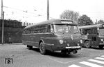 Für die Bedienung der Schi-Stra-Bus-Linie Koblenz - Betzdorf hielt die DB zuletzt drei Fahrzeuge vor. Der DB 29-1 war von den Nordwestdeutschen Fahrzeugwerken Wilhelmshaven (NWF) gebaut worden. Die für die Schienenfahrten erforderlichen zweiachsigen Spurwagen kamen von der Waggon- und Maschinenbau GmbH Donauwörth (WDM). Beachtenswert ist auch das stirnseitig angebrachte kombinierte DB/NWF-Emblem. Im Hintergrund steht eine E 41 im Koblenzer Hauptbahnhof. (29.04.1967) <i>Foto: Helmut Röth</i>