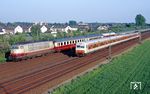 103 148 lässt mit IC 612 "Kurpfalz" (München - Stuttgart - Mannheim - Köln - Dortmund) bei Langenfeld-Berghausen eine S 6 nach Essen links liegen. (15.05.1989) <i>Foto: Joachim Bügel</i>
