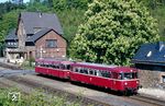 998 885 und 798 590 fahren als Nt 6830 aus dem Bahnhof Grenzau auf der Brexbachtalbahn. (16.05.1989) <i>Foto: Wolfgang Bügel</i>