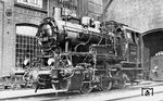 89 001 (Zweitbesetzung) präsentiert sich, mit umfangreicher Messtechnik versehen, vor der Lokhalle der Versuchsabteilung für Lokomotiven im RAW Grunewald. Nach Abschluss der Versuchsreihe wurde sie im Juli 1935 dem Bw Berlin Anhalter Bf zur Dienstleistung überwiesen. Kurz nach Kriegsende erfolgte der Abtransport nach Kreuz. Die PKP übernahm die Lok als TKh 5-1 und setzte sie bis 1949 in der MD Krzyz (Bw Kreuz) ein.  (25.06.1935) <i>Foto: DLA Darmstadt (Hubert)</i>