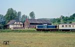 212 328 schiebt den N 5878 nach Essen an einem Bauernhof bei Langenberg vorbei. (18.05.1989) <i>Foto: Wolfgang Bügel</i>