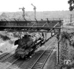 Diesmal mit Signalbedienung auf "richtigem" Gleis fährt 38 185 mit P 2733 nach Schwäbisch Hall-Hessental aus Bad Cannstatt. (16.06.1965) <i>Foto: Jörg Schulze</i>