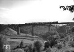 Eine Crailsheimer P 8 mit E 4635 (Stuttgart - Crailsheim) auf dem neuen Remstalviadukt. Die für den zweigleisigen Ausbau der Brücke notwendigen Bauarbeiten begannen 1962. Die neue Brücke wurde als eine sogenannte Deckblechkonstruktion (ca. 1250 Tonnen schwer) auf die bisherigen, angepassten Pfeilern montiert. Auf Hilfspfeilern war zunächst das neue Viadukt montiert worden. Am 12. Juni 1965 wurde das alte Viadukt von den Pfeilern geschoben und das neue auf sie gesetzt. Die 240 m langen Brückenkonstruktionen wurden dabei mit vier Öldruckpressen auf Verschubbahnen um 6,85 m seitwärts versetzt. Die 3 m niedrigere alte Fachwerkkonstruktion wurde verschrottet. Der zweigleisige Zugverkehr wurde am 26. September 1965 aufgenommen.  (19.06.1965) <i>Foto: Jörg Schulze</i>