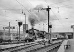 39 149 verlässt mit dem nur samstags verkehrenden P 2749 nach Schwäbisch Hall-Hessental den Stuttgarter Hauptbahnhof. (10.07.1965) <i>Foto: Jörg Schulze</i>
