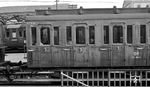 Detailstudie auf den 3.-Klasse-Wagen "67034 Mz" in Ludwigshafen Hbf, der noch das 'DR'-Eigentumsmerkmal trägt, obwohl die Deutsche Bundesbahn seit 7. September 1949 existierte. (04.10.1950) <i>Foto: Karl Wyrsch, Slg. D. Ammann</i>
