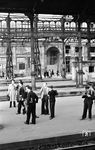 Bahnsteigszene in Mannheim Hbf. Die Reste der ausgeglühten Bahnsteighalle wurden Ende der 1950er Jahre abgerissen. (04.10.1950) <i>Foto: Karl Wyrsch, Slg. D. Ammann</i>