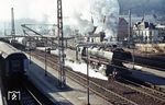 044 592 fährt mit Ng 65386 (Betzdorf - Kreuztal) durch den Bahnhof Siegen. (04.1973) <i>Foto: Burkhard Wiesel</i>