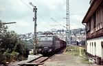 140 058 vom Bw Mainz-Bischofsheim fährt mit einem Güterzug durch Siegen-Weidenau. (08.1973) <i>Foto: Burkhard Wiesel</i>
