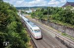 Ab 11. Juni 2022 bündelt die Deutsche Bahn eine Vielzahl von Bauarbeiten auf der Neubaustrecke zwischen Fulda und Würzburg und arbeitet gleichzeitig an mehreren Projekten. 165 Kilometer Gleise, 72 Weichen sowie die Technik sollen auf Vordermann gebracht werden. Die auf die alte Nord-Südstrecke umgeleiteten Fernzüge (wie hier ICE 787 nach München bei Sterbfritz) verspäten sich je nach Linie zwischen 20 und 60 Minuten. Ab dem 17. Oktober können die Züge wieder regulär von Frankfurt nach Würzburg fahren, auf dem Abschnitt nach Fulda arbeitet die DB noch bis zum 10. Dezember 2022. (23.07.2022) <i>Foto: Joachim Schmidt</i>