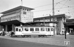 Triebwagen 1117 der Essener Verkehrs AG (EVAG) am Essener Hauptbahnhof. (05.05.1967) <i>Foto: Helmut Röth</i>