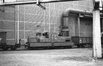 EH 117 des Gemeinschaftsbetriebs Eisenbahn und Häfen (EH) auf einer Zeche in Oberhausen-West. Die Lok war am 24.02.1961 von Jung an EH ausgeliefert worden. Am 24.02.2010 wurde sie an Riwald Recycling B.V. (Almelo/NL) verkauft. (06.05.1967) <i>Foto: Helmut Röth</i>