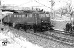 Wegen eines amerikanischen Panzers, der auf Abwege geraten war, entgleiste die Nürnberger E 50 041 bei Burgbernheim (Strecke Ansbach - Würzburg). Ein ähnlicher Unfall ereignete sich am 19. Januar 1988, als bei Forst-Zinna der D 716 (Leipzig - Stralsund) gegen einen sowjetischen Panzer prallte. (11.01.1966) <i>Foto: Slg. Eisenbahnstiftung</i>