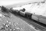 Die gestrichelte Linie zeigt den Weg des abgestürzten amerikanischen Panzers, der den Güterzug mit E 50 041 traf. (11.01.1966) <i>Foto: Slg. Eisenbahnstiftung</i>