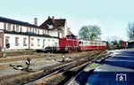 Diesellok D 2 der Bentheimer Eisenbahn fährt mit einem Personenzug, bestehend aus VB 25, VB 26 und Pwi 152 in Neuenhaus ein. (08.04.1974) <i>Foto: J.C. de Jongh</i>