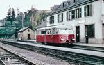 Die 9 km lange Bahnstrecke Kautenbach – Wiltz verbindet die Stadt Wiltz mit dem an der Luxemburger Nordstrecke liegenden Bahnhof Kautenbach im Kiischpelt. Am 1. Juli 1888 wurde die Weiterführung von Wiltz zur belgischen Grenze und damit die Verbindung nach Bastogne eröffnet. Nach dem Zweiten Weltkrieg führten die CFL einen vereinfachten Nebenbahnbetrieb ein. 1950 wurde der Personenverkehr auf dem belgischen Teil eingestellt. Die CFL setzten seither nur noch Triebwagen bis Schimpach, also bis zur Grenze, ein.  Am 24. September 1967 wurde schließlich ab Wiltz der gesamte Personen- und Güterverkehr eingestellt. U.a. für diese Strecke kaufte die CFL 1951 zehn Trieb- (identisch mit dem VT 95 911) und zehn Beiwagen der Prototyp-Serie des VT 95. Die viertürigen Fahrzeuge erhielten die Betriebsnummern Z 151 bis 160 (Triebwagen) beziehungsweise RZ 1051 bis 1060 (Beiwagen). Zunächst waren die Luxemburger Fahrzeuge wie die deutschen Fahrzeuge rot lackiert. Anlässlich der ersten Zwischenuntersuchung wurden sie 1954/55 auf die CFL-Farben perlgrau/rot umgespritzt. Am 24. Oktober 1968 wurden sechs Garnituren abgestellt, die verbleibenden vier Züge wurden am 17. Juli 1970 ausgemustert. (20.04.1957) <i>Foto: J.C. de Jongh</i>