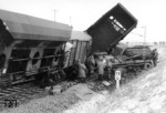 Der amerikanische Panzer, der den Hang hinabrutschte und den Güterzug zum Entgleisen brachte, überstand den Unfall fast schadlos. (11.01.1966) <i>Foto: Slg. Eisenbahnstiftung</i>