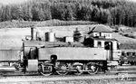 Als die Lokomotiven der Gattung T 3 (spätere BR 89³) für den Schiebedienst auf der Geislinger Steige nicht mehr ausreichten, entwickelte man eine Lok, die die doppelte Leistung erbringen sollte. Da für den Dienst auf der Steigungsstrecke nicht viele Lokomotiven benötigt wurden, blieb es bei acht Exemplaren, von denen fünf 1906 und drei 1909 geliefert wurden. Sie galten zu ihrer Zeit als die schwersten vierfach-gekuppelten Lokomotiven in Deutschland. Die Deutsche Reichsbahn übernahm 1925 alle acht Lokomotiven und ordnete sie als Baureihe 92¹ in ihren Nummernplan ein. Nach dem Krieg wurden alle Maschinen bei der RBD Stuttgart versammelt, die sie als Splittergattung bis 1948 ausmusterte. 92 107 fand bei der Mindener Kreisbahn neue Aufgaben. Hermann Maey ließ sich die Reutlinger 92 101 (Esslingen, Baujahr 1906) in Horb in Fotoposition fahren. (05.1931) <i>Foto: DLA Darmstadt (Maey)</i>
