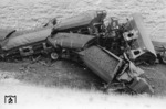 Ergebnis des Unfalls mit einem amerikanischen Panzer bei Burgbernheim (zwischen Ansbach und Würzburg), der einen vorbeifahrenden Güterzug erwischte. (11.01.1966) <i>Foto: Slg. Eisenbahnstiftung</i>