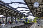 445 011 wird als RE 21079 (Flensburg - Hamburg Hbf) im Bahnhof Rendsburg von zahlreichen Fahrgästen erwartet. (29.07.2022) <i>Foto: Thorsten Eichhorn</i>