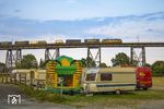 Eine Hectorrail 241 (bauartgleich mit der DB-Baureihe 185) vor einem Güterzug auf der Rendsburger Hochbrücke. Unter der Brücke bereitet sich der Circus Probst auf seinen Auftritt am 6./7. August 2022 vor. (30.07.2022) <i>Foto: Thorsten Eichhorn</i>