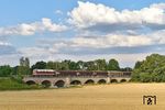 118 719 der Erfurter Bahnservice Gesellschaft (EBS) befördert einen Schiebewandwagenzug von Geithain nach Engelsdorf über den Viadukt in Zedtlitz zwischen Frohburg und Borna. (21.07.2022) <i>Foto: Ralf Opalka</i>