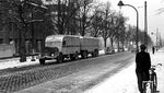 Straßenszene in Köln im Winter 1952/53. (01.1953) <i>Foto: Karl Wyrsch, Slg. D. Ammann</i>